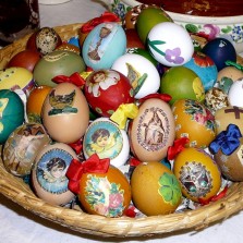 Obrázky ze žďárského Amylonu zdobená vajíčka při obědě na Boží hod. Foto: Kamila Dvořáková