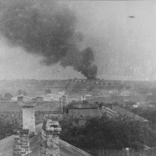 Kouř stoupající z krematoria v Lublinu v roce 1943 (Wikipedie, volný zdroj)