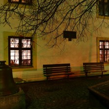 Velikonoční okénka září do tmy. Foto: Kamila Dvořáková