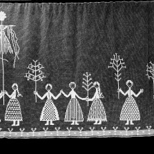 Vynášení Morany a "nové léto" v síťkované podobě. Foto: Kamila Dvořáková