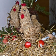 Skořápky vajec z "nového léta" pod drůbeží měly zajistit velkou snůšku vajec. Foto: Kamila Dvořáková