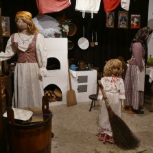 Na Sazometnou středu ženy a dívky uklízely. Foto: Kamila Dvořáková