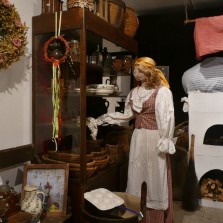 Hospodyně čistí polici. Foto: Kamila Dvořáková