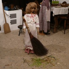 Dívenka zametá světnici. Foto: Kamila Dvořáková