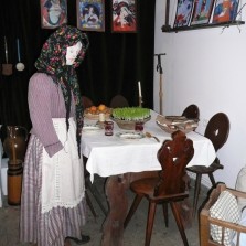 Paňmáma uklízí svatý kout. Foto: Kamila Dvořáková