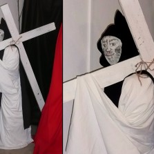 Křížovník vláčí těžký kříž. Foto: Kamila Dvořáková