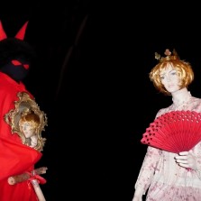 Ďábel nastavuje Pýše zrcadlo. Foto: Kamila Dvořáková