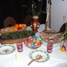 Stůl s velikonoční výzdobou. Foto: Kamila Dvořáková