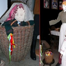 Některé ženy a dívky čekají na koledníky s výslužkou, jiné se schovávají. Foto: Kamila Dvořáková