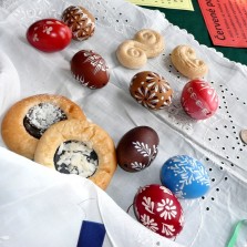 Pro svého milého dívky chystaly výslužku do vyšívaného bílého šátku. Foto: Kamila Dvořáková