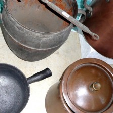 Naši předkové vařili v nádobách litinových, plechových, měděných i keramických. Foto: Kamila Dvořáková