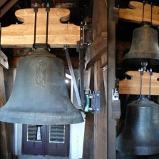 Novodobé zvony na věži kostela sv. Prokopa. Co se stalo s jejich předchůdci? Foto: Kamila Dvořáková