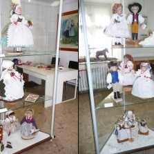 Krojované panenky z dílny paní Marie Žilové a Evy Jurmanové jsou přesnými replikami českých, moravských a slezských lidových krojů. Foto: Kamila Dvořáková