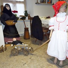 Dívenka v kroji si hraje. Foto: Kamila Dvořáková