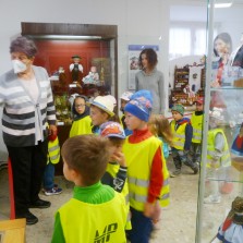 Malí návštěvníci a vyprávění paní průvodkyně. Foto: Jarmila Krejčová