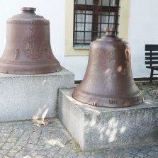 Pamětní zvony u tvrze. Foto: Kamila Dvořáková