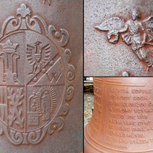 Detaily na pamětním zvonu u tvrze. Foto: Kamila Dvořáková
