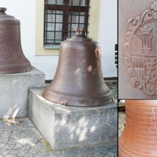 Zvony před budovou žďárské tvrze - místo setkání účastníků vycházky. Foto: Kamila Dvořáková