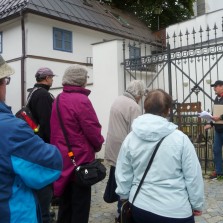 Mgr. Stanislav Mikule vypráví o bráně u Moučkova domu. Foto: Jarmila Krejčová