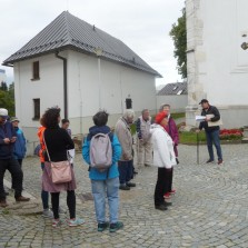 Vyprávění u kostela sv. Prokopa. Foto: Jarmila Krejčová