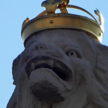 Kovová koruna českého lva na fasádě hotelu Veliš. Foto: Stanislav Mikule