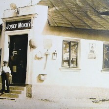 Obchod Josefa Mokrého na rohu ulic Dolní a Kovářova. Foto: Archiv RM