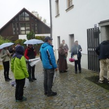 Déšť zahnal účastníky vycházky do Moučkova domu. Foto: Jarmila Krejčová