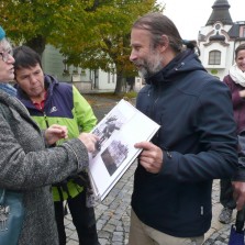Miloslav Lopaur rád poslouchá doplňující informace a vzpomínky. Foto: Kamila Dvořáková