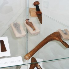 Odlévání bronzu v době bronzové - sekyra a dýka (Lukas Kelbler). Foto: Kamila Dvořáková