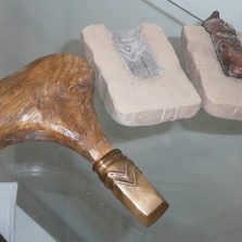 Odlévání bronzové hlavy sekyry (Lukas Kelbler). Foto: Kamila Dvořáková