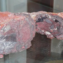 Hnědel po pražení v ohni. Foto: Kamila Dvořáková