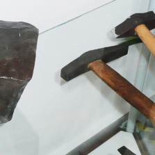 Kovářství v době železné - kovadlina a kladiva. Foto: Kamila Dvořáková