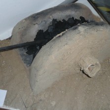 Kovářská výheň s dřevěným uhlím (1. tisíciletí př. n. l.). Foto: Kamila Dvořáková