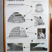 Výroba dřevěného uhlí pro hutě. Foto: Kamila Dvořáková