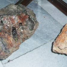 Srovnání vysokopecní a hamerské strusky. Foto: Kamila Dvořáková