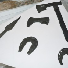 Výrobky ze svářkového železa nalezené pod nánosy řeky Sázavy ve Žďáře (15. a 16. stol.). Foto: Kamila Dvořáková