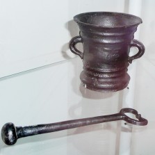 Hmoždíř s tloukem (17. stol.). Foto: Kamila Dvořáková