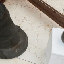 Moždíř k oslavné střelbě a granát (17. - 19. stol.). Foto: Kamila Dvořáková