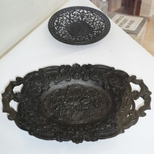 Umělecká litina - prolamovaný talíř a dekorovaný tác podle blanenského vzoru (druhé desetiletí 19. stol.). Foto: Kamila Dvořáková