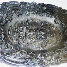 Dekorovaný tác podle blanenského vzoru (19. stol.). Foto: Kamila Dvořáková