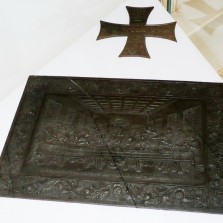 Umělecká litina - replika Poslední večeře Páně od Leonarda da Vinci a kříž s modlitbami. Foto: Kamila Dvořáková