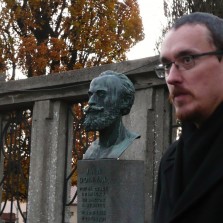 Doležalova busta s průvodcem putováním - Mgr. Stanislavem Mikulem. Foto: Kamila Dvořáková