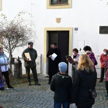 Sraz účastníků vycházky před budovou muzea, které bylo ve Žďáře založeno díky Janu Doležalovi. Foto: Kamila Dvořáková