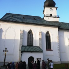 Před kostelem sv. Prokopa. Foto: Kamila Dvořáková