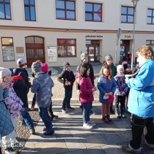 Setkání žáků a průvodkyně na náměstí. Foto: M. Brychtová