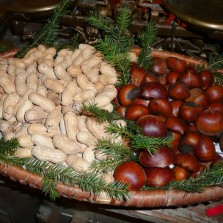 Arašídy a jedlé kaštany. Foto: Kamila Dvořáková