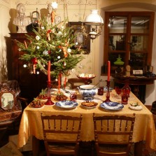 Stromeček s dárky a štědrovečerní tabule. Foto: Kamila Dvořáková