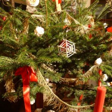 Sněhové pusinky, mašle, svíčky a skleněné ozdoby na stromečku. Foto: Kamila Dvořáková
