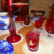 Barevně sladěné skleničky, karafa a svícny se svíčkami. Foto: Kamila Dvořáková