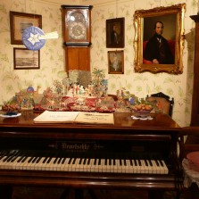 Kout s pianem a betlémem. Foto: Kamila Dvořáková
